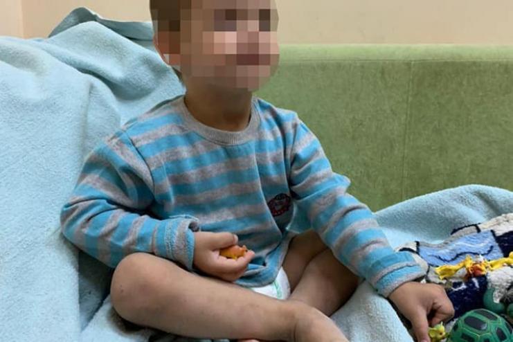 В Одессе патрульные спасли малыша, которого мать заперла  в квартире на несколько дней 